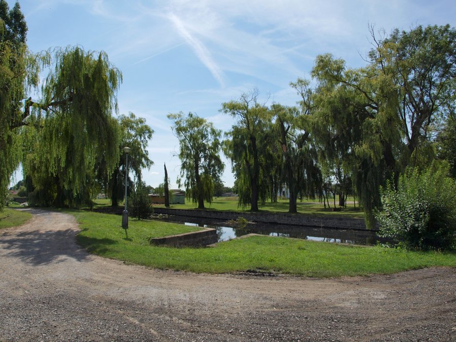 File:Bobnice, požární nádrž.jpg