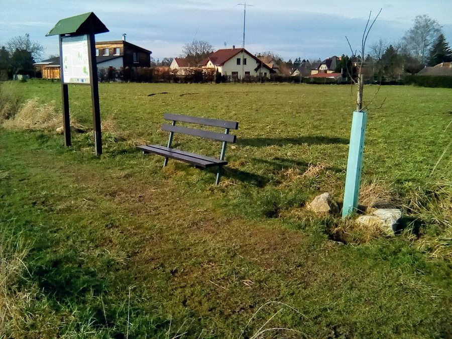 File:Lavička a cedule, Klokočná.jpg