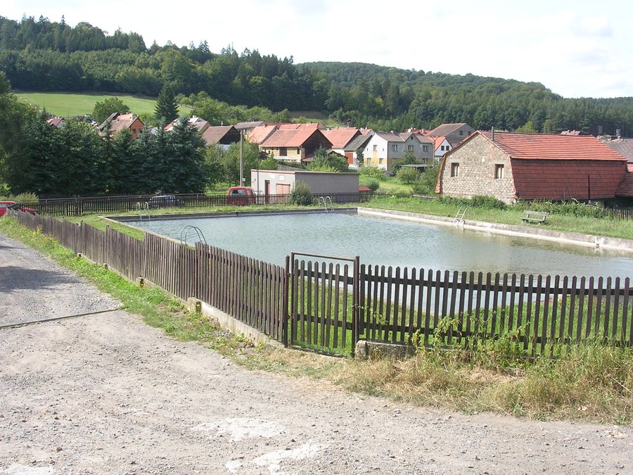 File:Karlova Ves, požární nádrž.jpg
