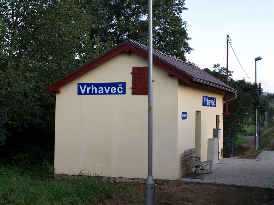 File:Vrhaveč - železniční stanice.jpg