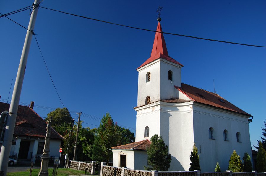 File:Kostel Panny Marie Bolestné - boční pohled, Šubířov, okres Prostějov.jpg
