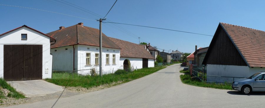 File:Chrbonín, náves.jpg