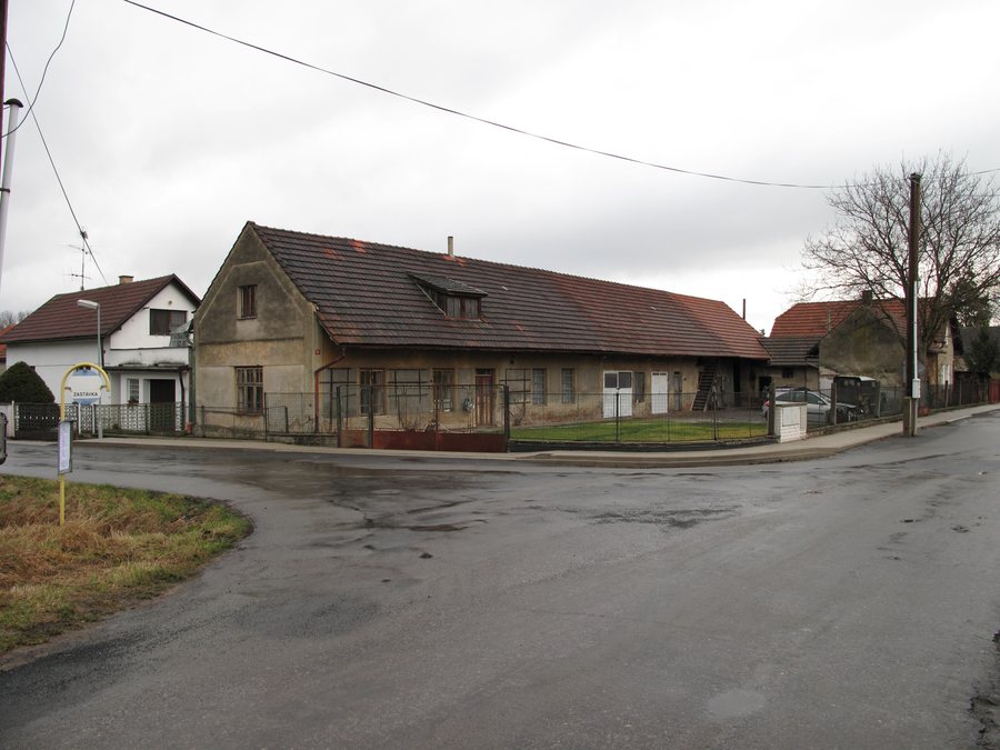File:Střížovice (Kropáčova Vrutice), chalupa na rozcestí.JPG