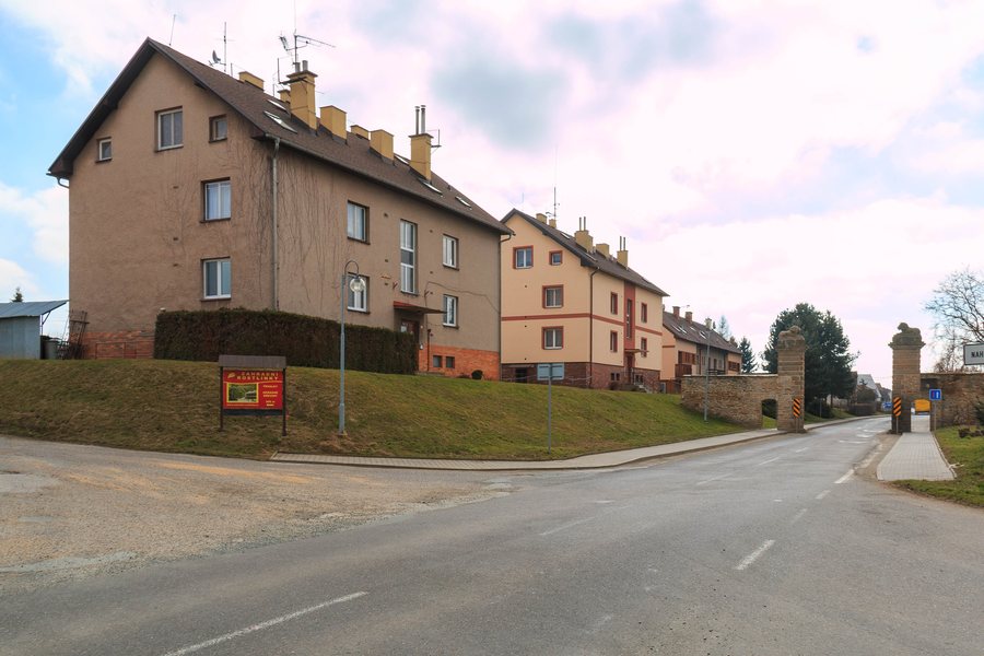File:Nahořany - Brána do vsi 02.jpg