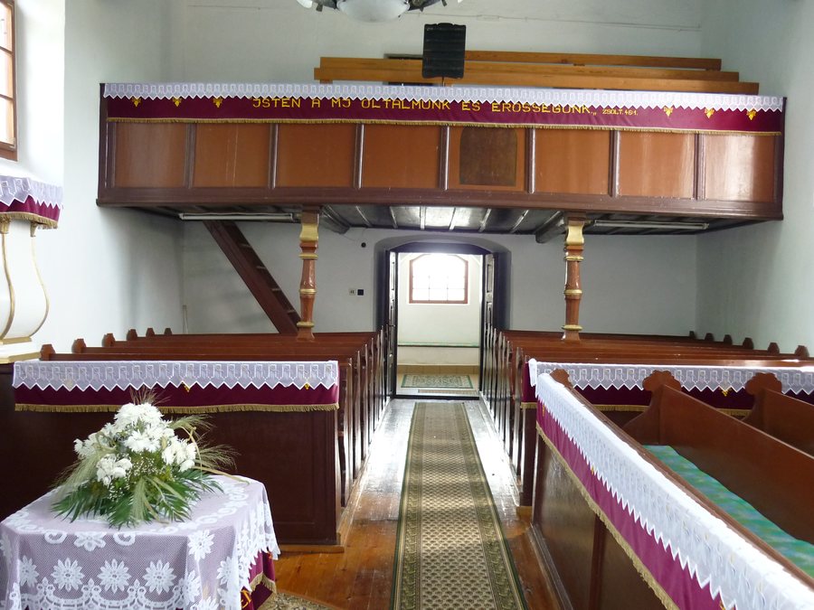 File:Trizsi református templom bútorzata.jpg