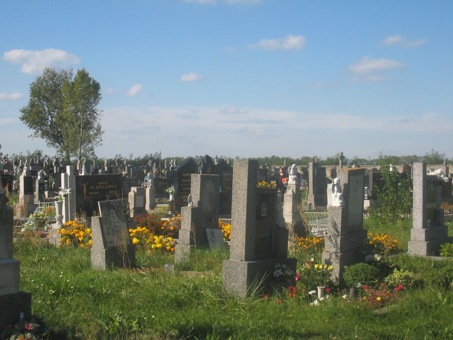 File:Cemetery-Kuty Slovakia.JPG