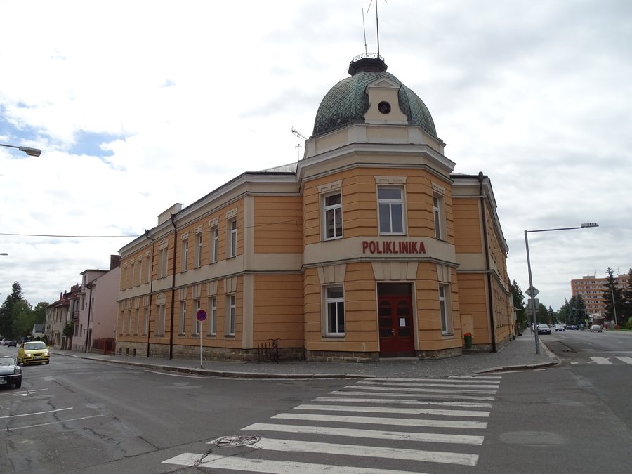 File:Mnichovo Hradiště, Jana Švermy 395, poliklinika.jpg