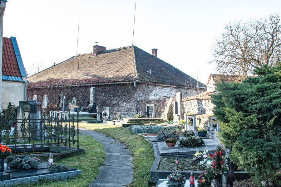 File:Hřbitov Staré Ždánice 01.jpg