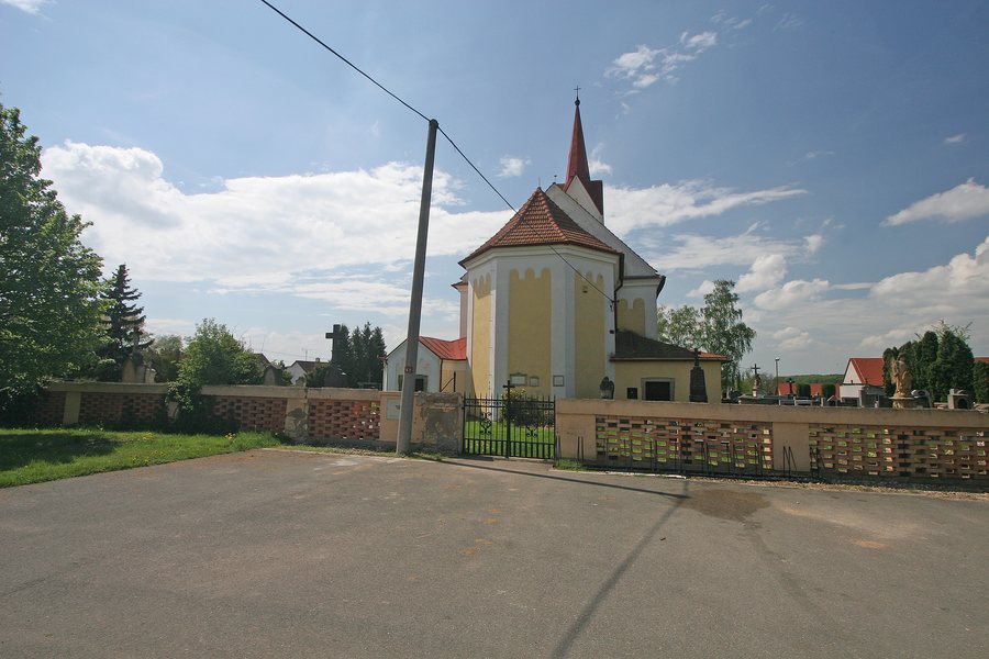 File:Mlékosrby - Kostel svatého Filipa a Jakuba.JPG