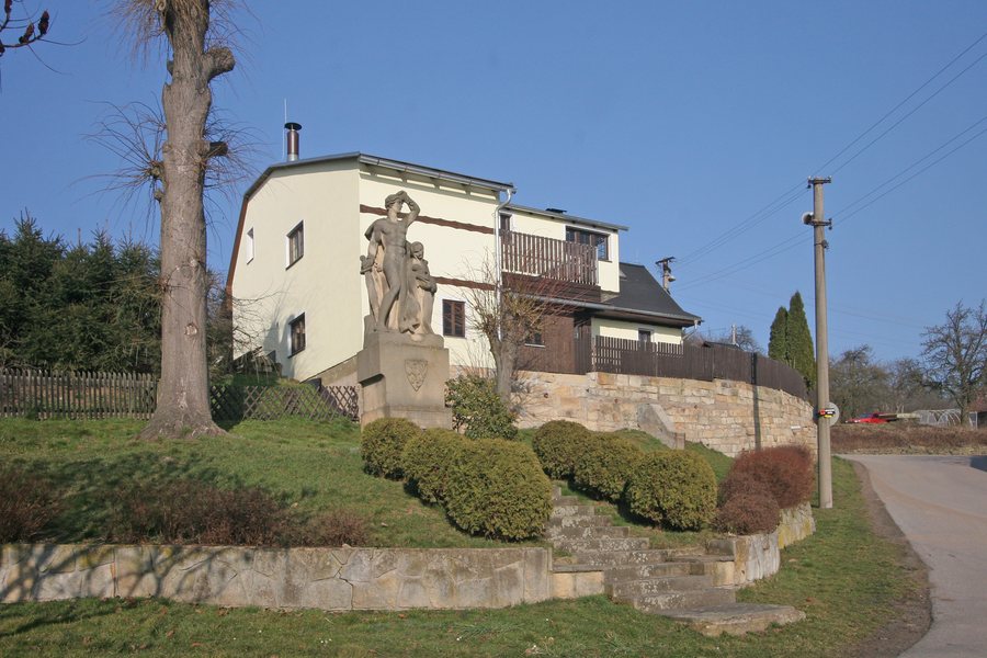File:Podhorní Újezd pomník padlých1.JPG