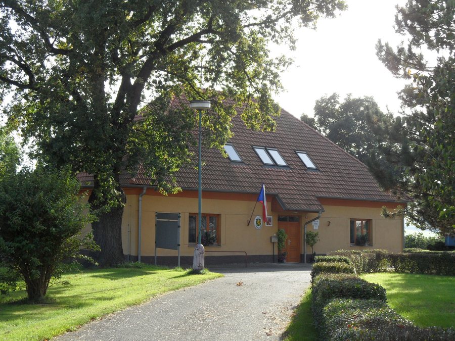 File:Krakovany A. ObecniUrad.jpg