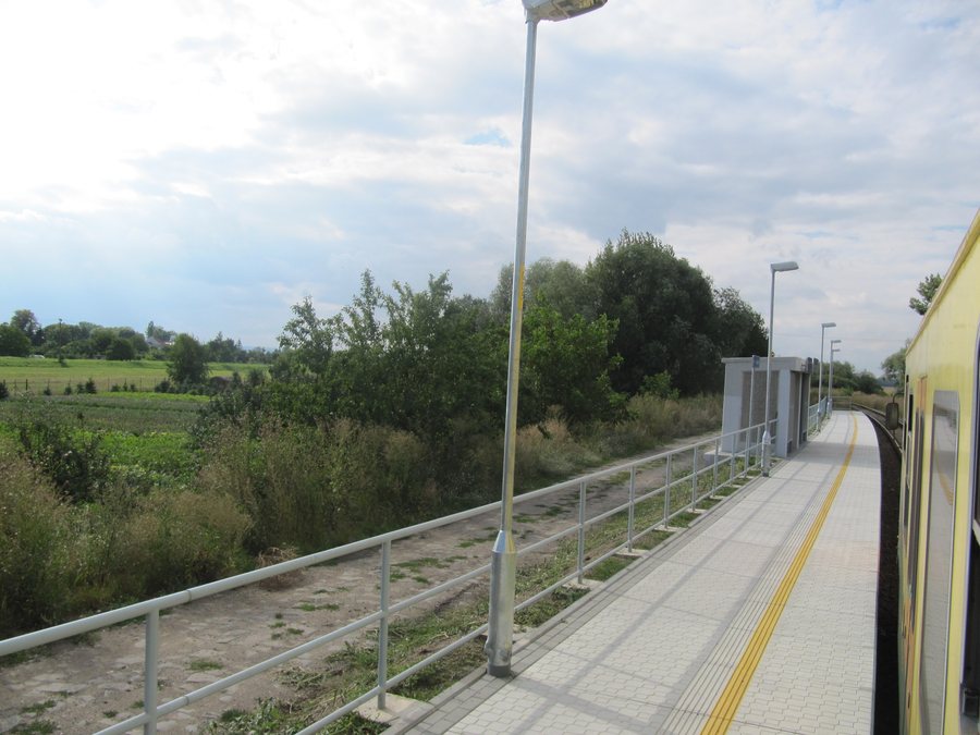 File:Bezměrov, železniční zastávka.jpg
