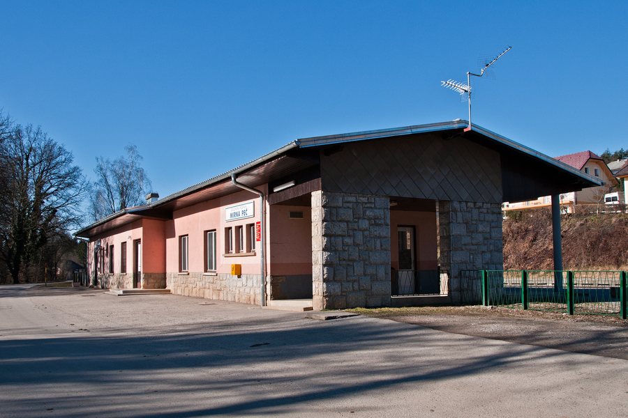 File:Postaja Mirna Pec.jpg