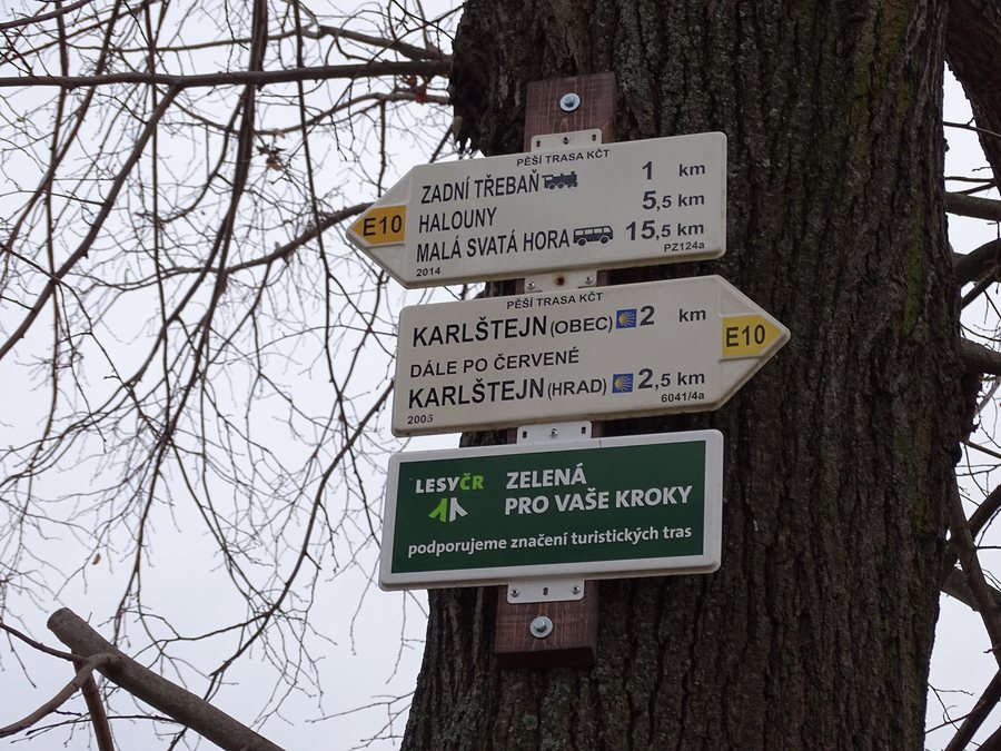 File:Hlásná Třebaň, rozcestník.jpg