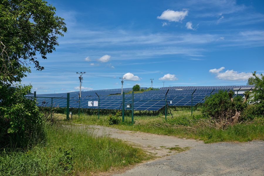 File:Bělá nad Radbuzou fotovoltaická elektrárna červen 2022 (1).jpg