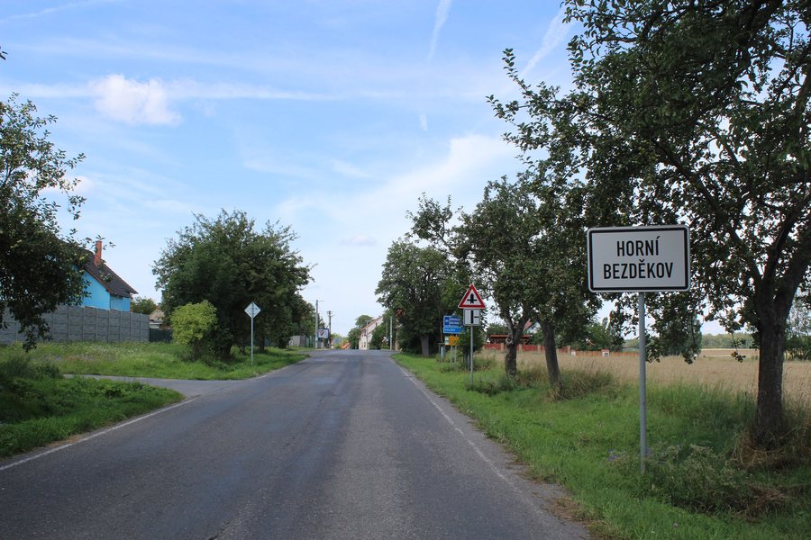 File:011 Horní Bezděkov začátek u silnice Z.jpg