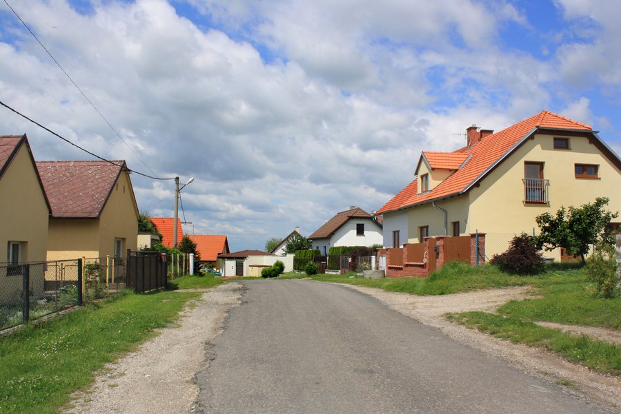 File:Přišimasy, Skřivany, read to Limuzy 2.jpg