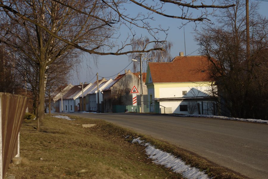 File:Vrbičany, cesta.jpg