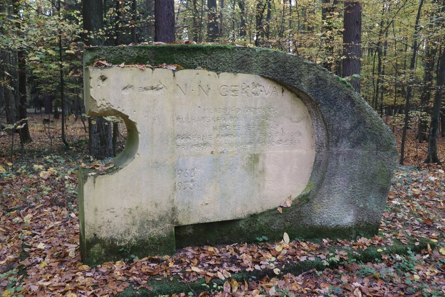 File:Overview of memorial near Pustověty, Rakovník District.jpg