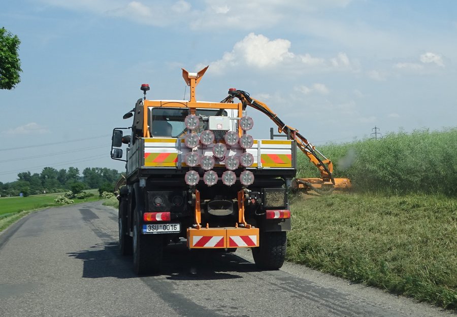 File:Malé Číčovice, silnice na Lichoceves, sekání trávy u silnice.jpg