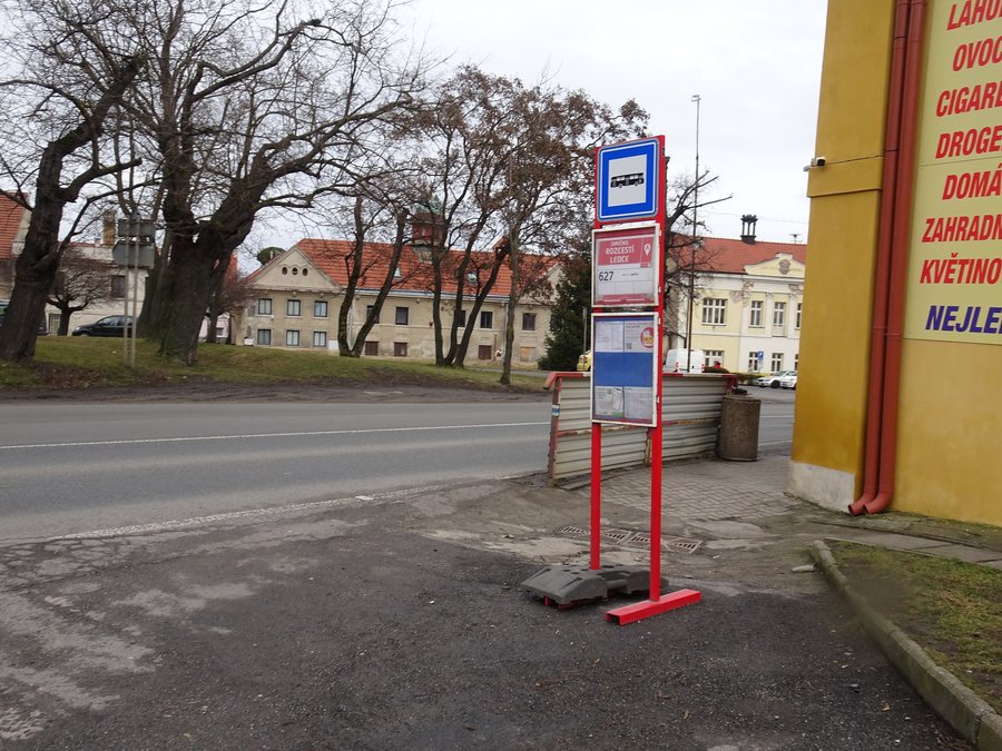 File:Smečno, zastávka rozc. Ledce.jpg