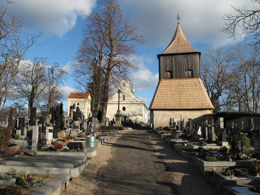 File:Tuřany (Kladno District), zvonice a kostel (001).JPG
