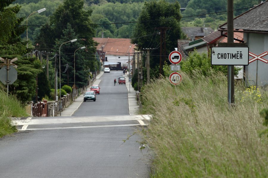 File:Chotiměř, příjezd do obce.jpg