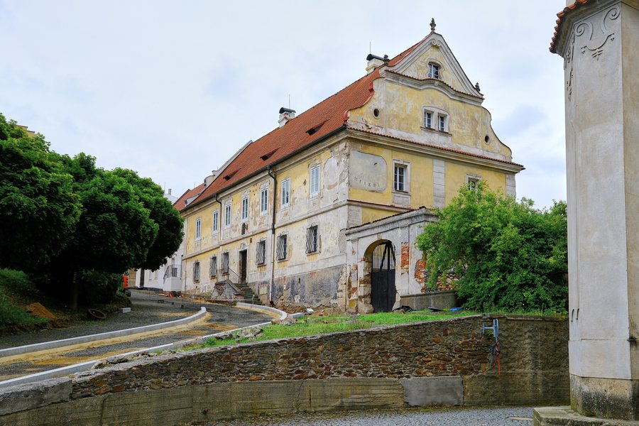 File:Žlutice fara srpen 2025 (1).jpg