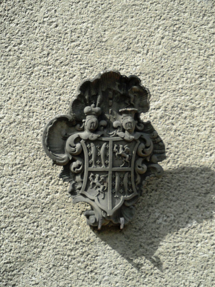 File:Městys Bílá Voda H. Erb na budově muzea.jpg