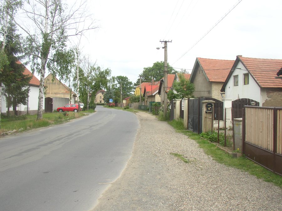 File:Hostin u Vojkovic CZ thoroughfare in W towards E 330.jpg