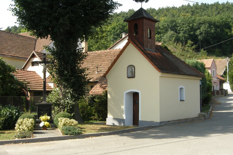 File:Kaple (Svinosice).jpg
