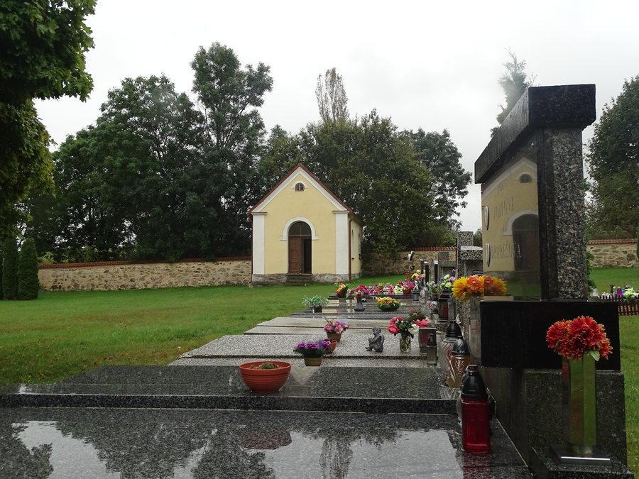 File:Zadní Chodov, hřbitov, hroby a kaple.jpg