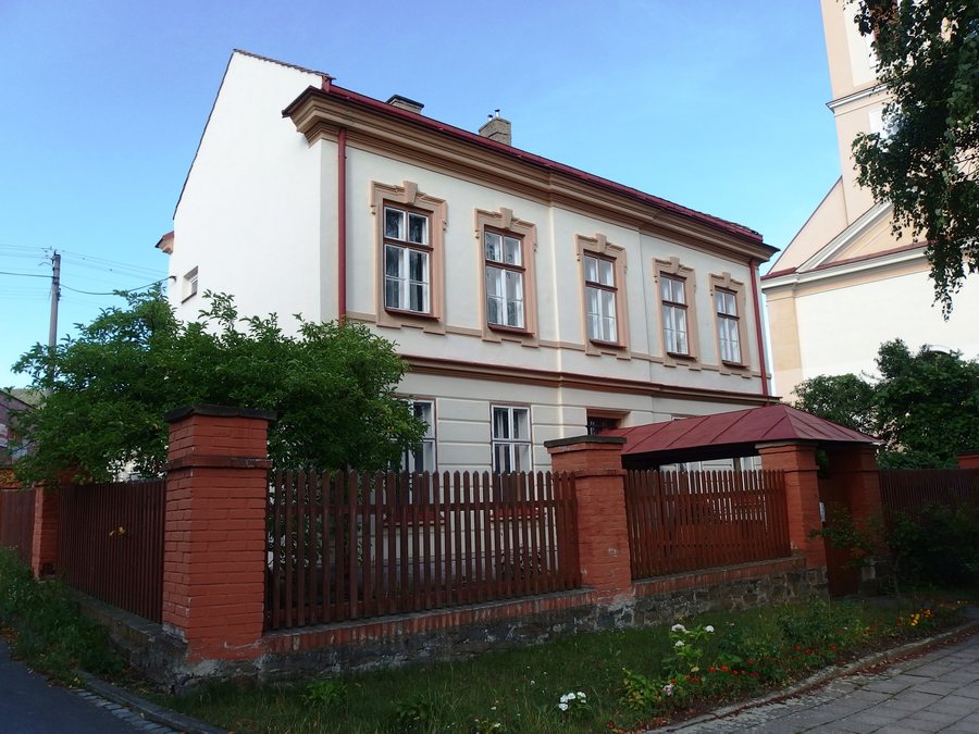 File:Dolní Újezd (PR), fara.jpg