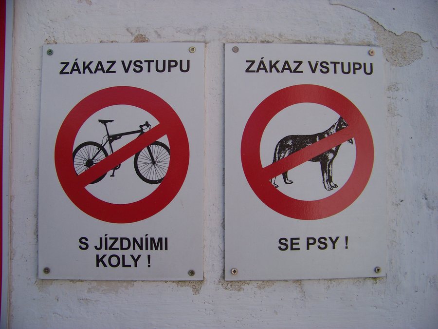 File:ZOO Chleby, zákaz vstupu s jízdními koly a se psy.jpg