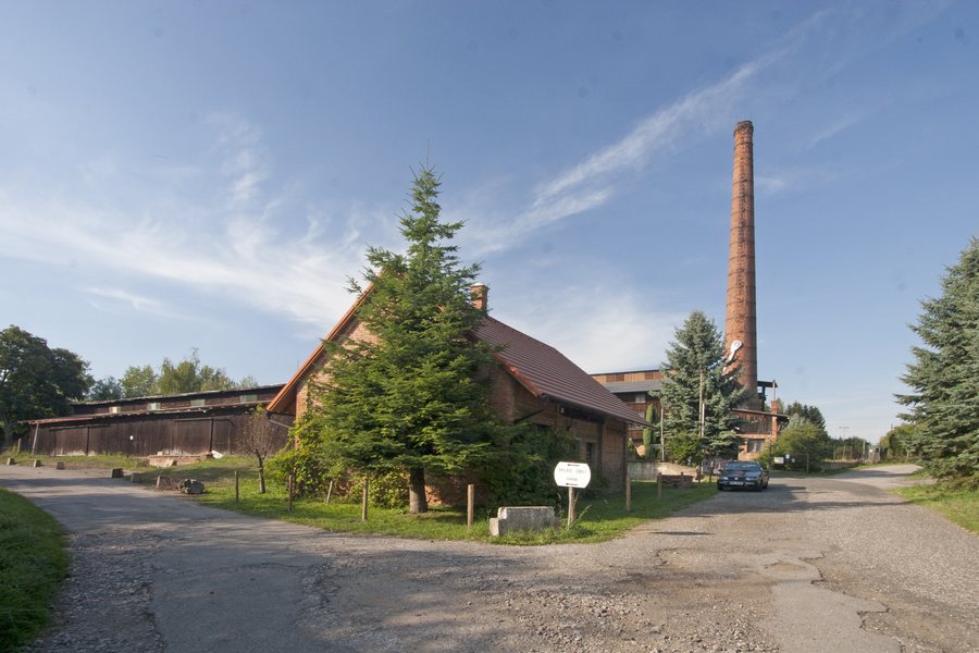 File:Šárovcova Lhota - bývalá cihelna.JPG