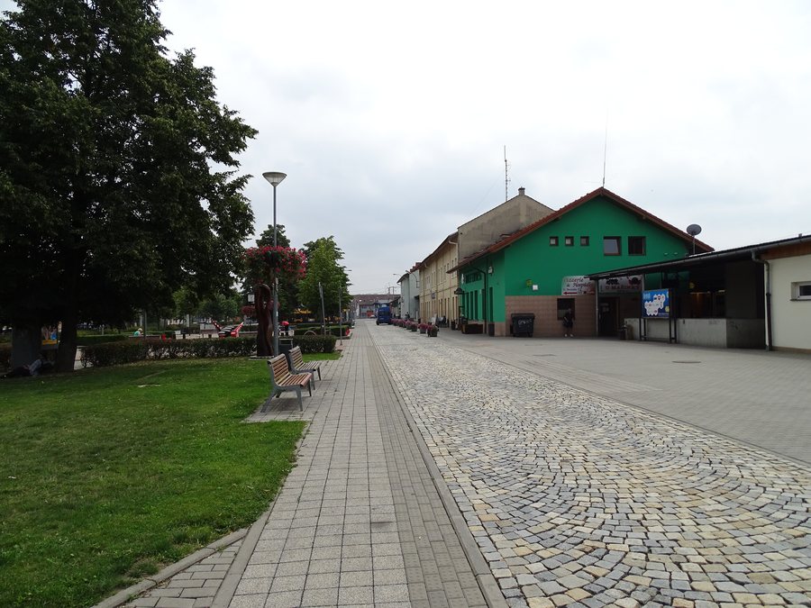 File:Nádraží Otrokovice, Nádražní.jpg
