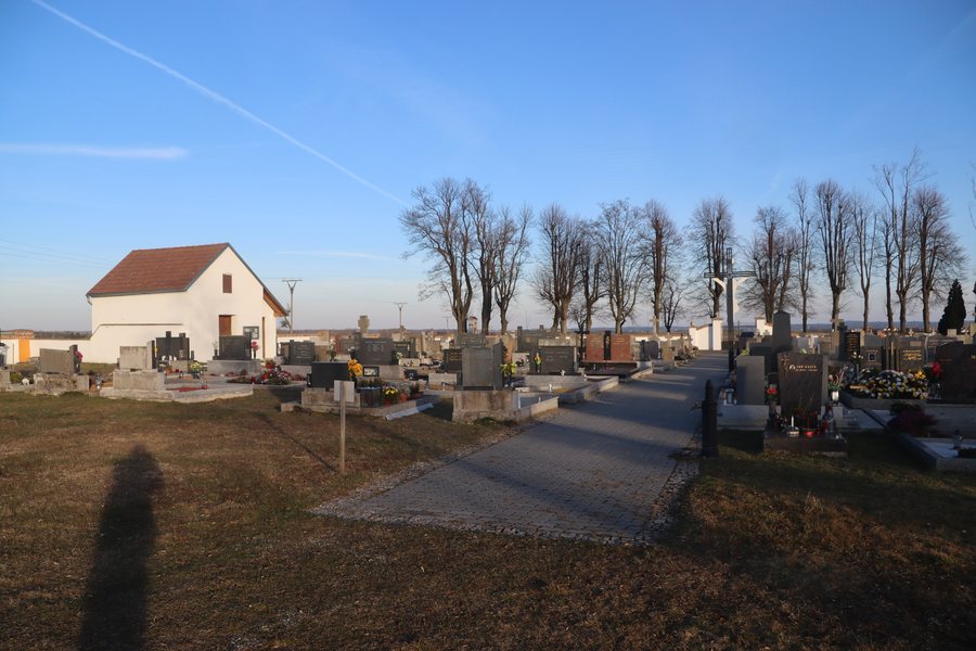 File:Overview 2 of graves at cemetery in Nové Syrovice, Třebíč District.jpg