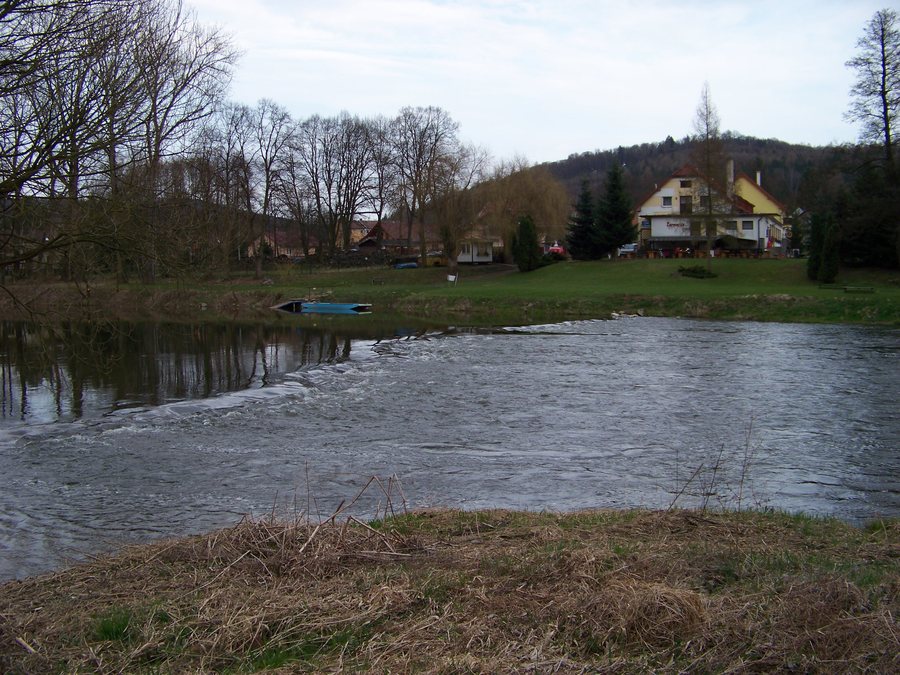 File:Zlenice, hotel Kormorán a přívoz.jpg
