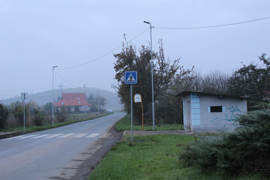 File:003 Měňany u silnice na Z a Plešivec.jpg