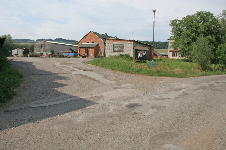 File:Třebihošť farma.JPG