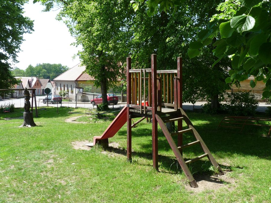 File:Budislav (TA), hřiště.jpg