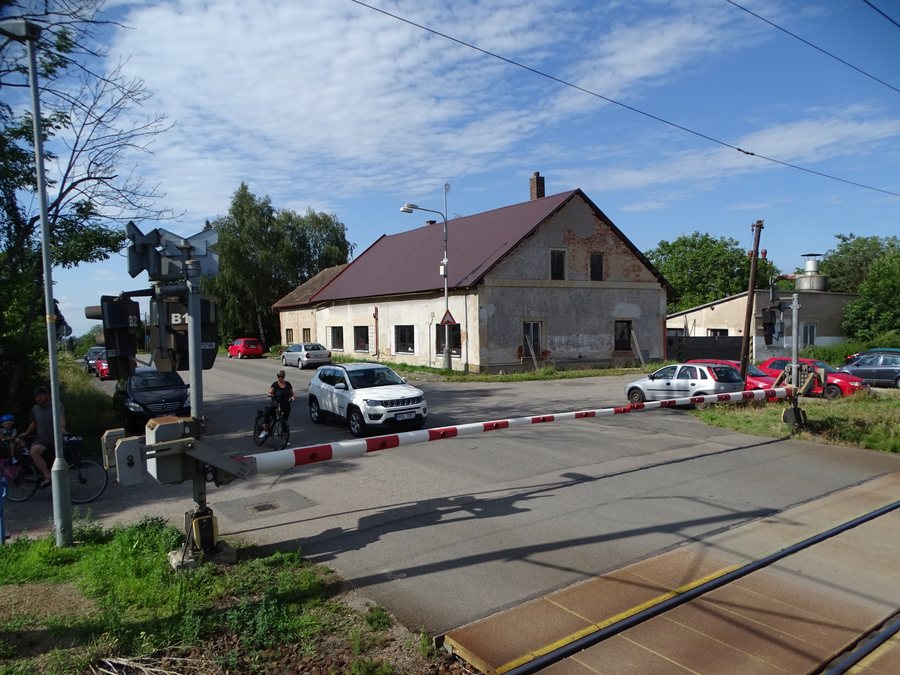 File:Golčův Jeníkov, přejezd P3706, ulice Ráj.jpg