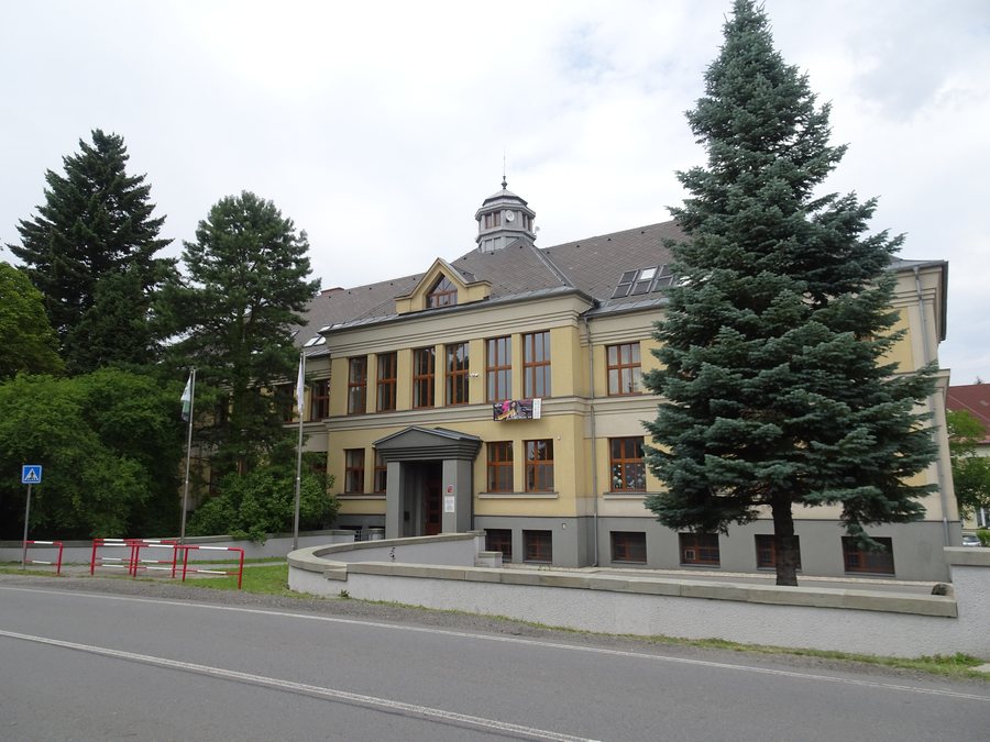 File:Horní Suchá, škola polská.jpg