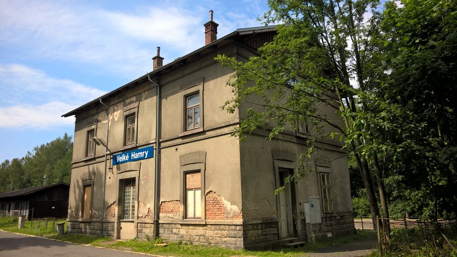 File:Velké Hamry - budova železniční stanice.jpg