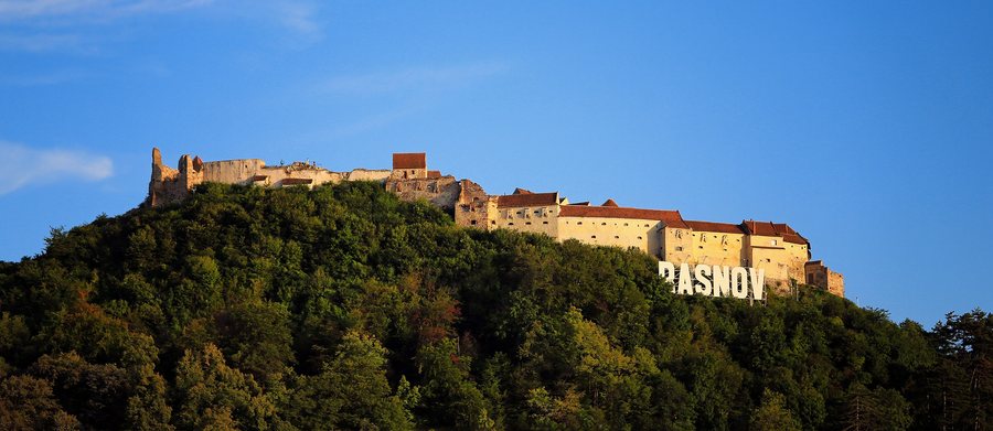 File:Cetatea Râșnov, văzută din oraș..jpg