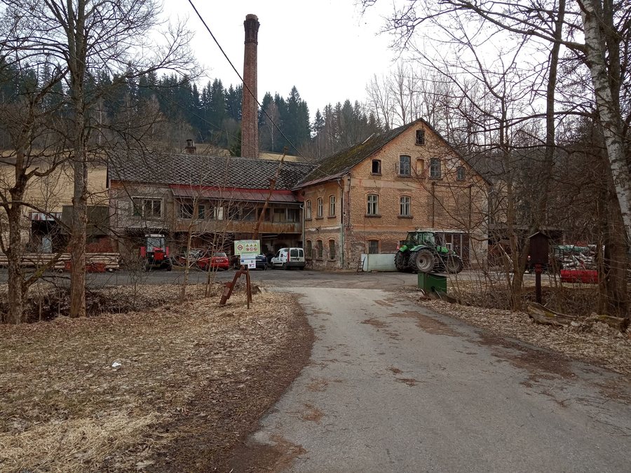 File:Javornik 1 tovarna.jpg