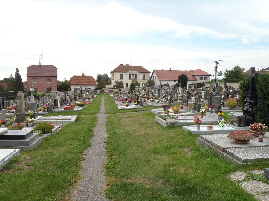 File:Hřbitov, Dolní Újezd.jpg