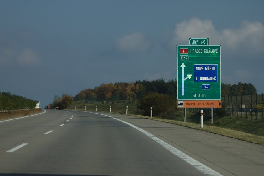 File:Klamoš, dálnice D11.jpg
