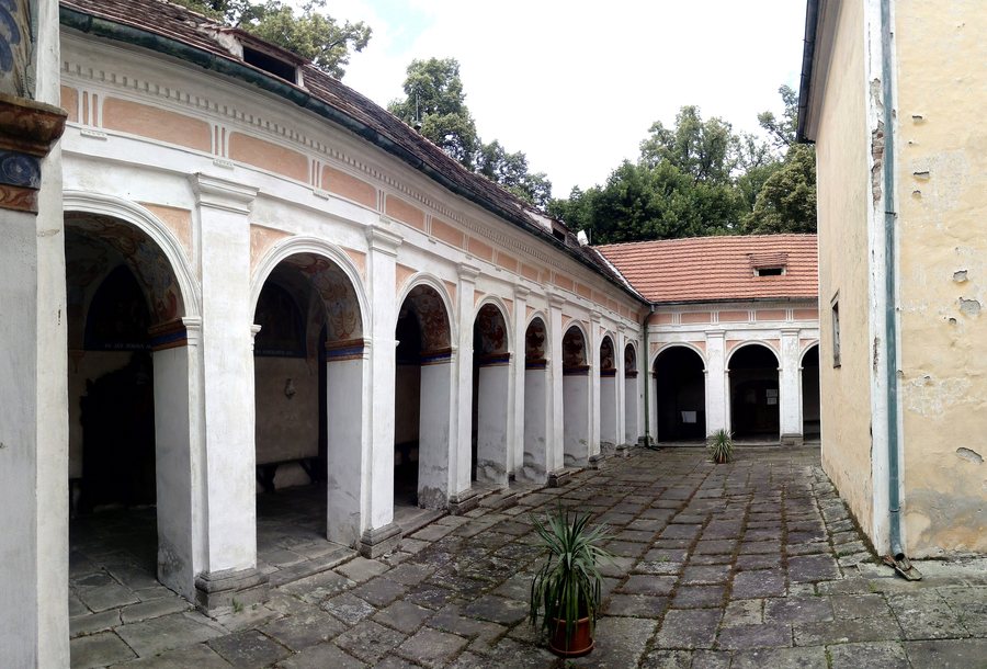 File:Římov (ČB), pilgrimage site, cloister 01.jpg