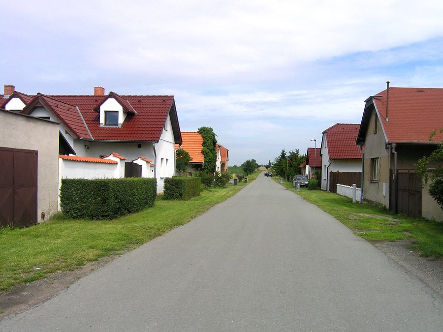 File:Polní Chrčice, North.jpg